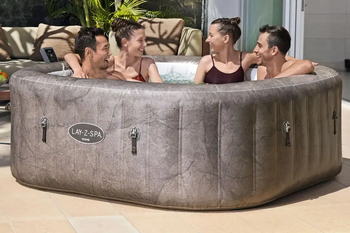 Gemütliche Familie in der Lay-Z Spa Rome mit Airjet-Funktionen, energiesparend und geeignet für 6 Personen.