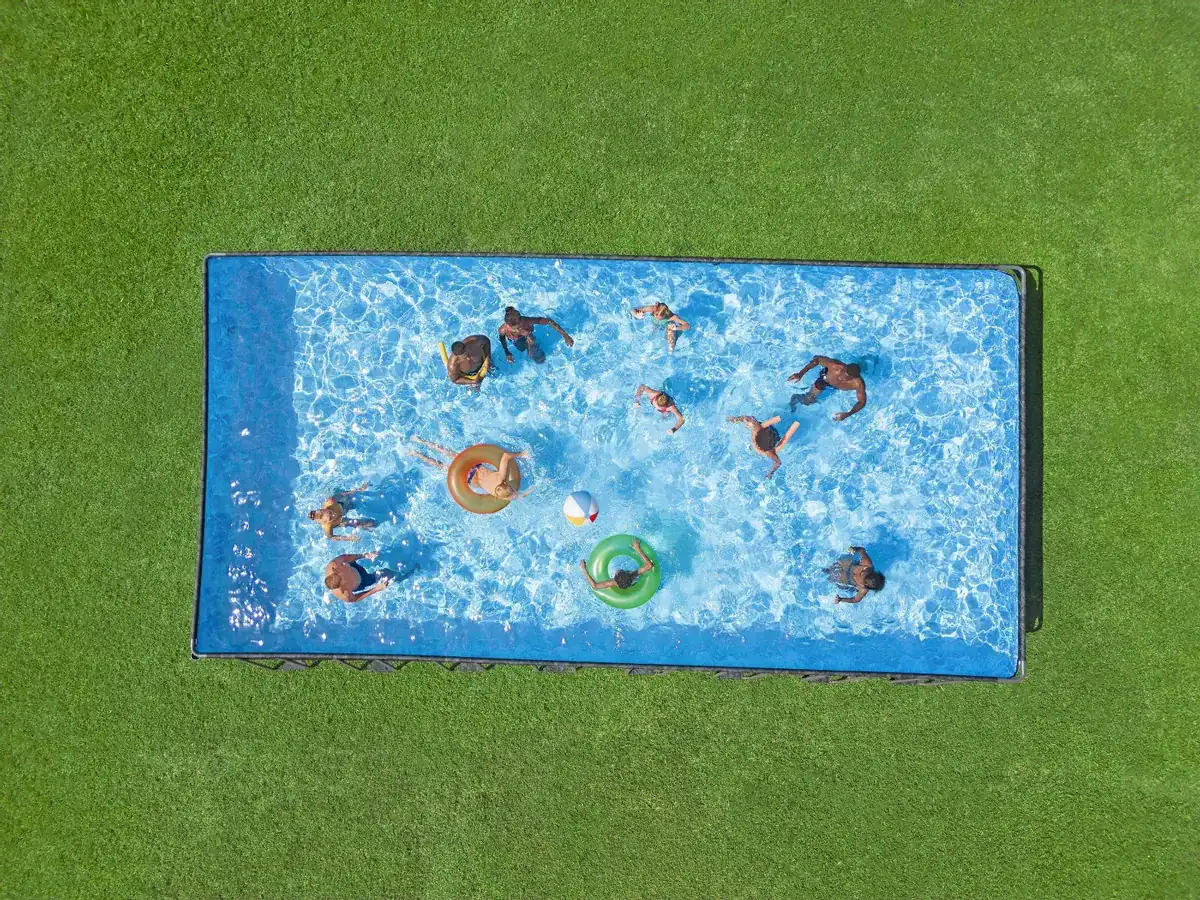 Schwimmen im großen Bestway APX 365 Pool von 956x488x132 cm mit Sandfilterpumpe und Poolzubehör.