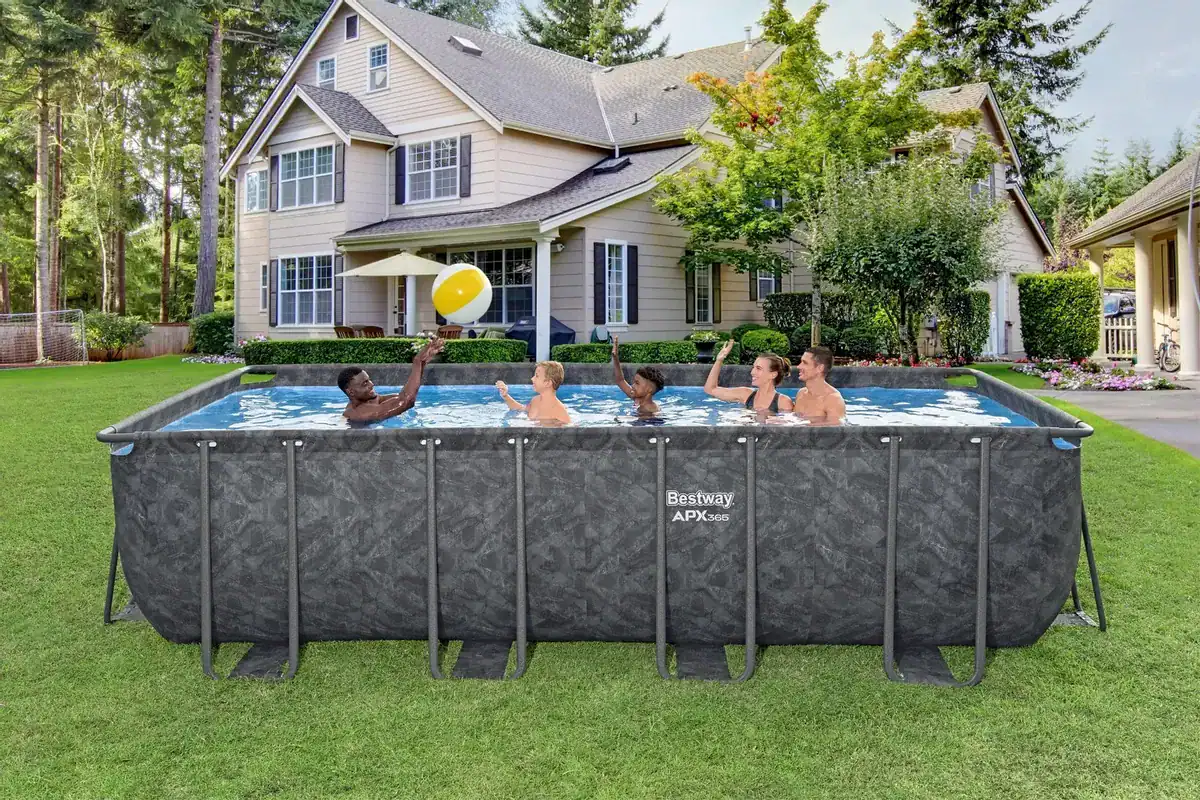 Großer Bestway Pool für 5 Personen, mit Sandfilterpumpe und Zubehör.