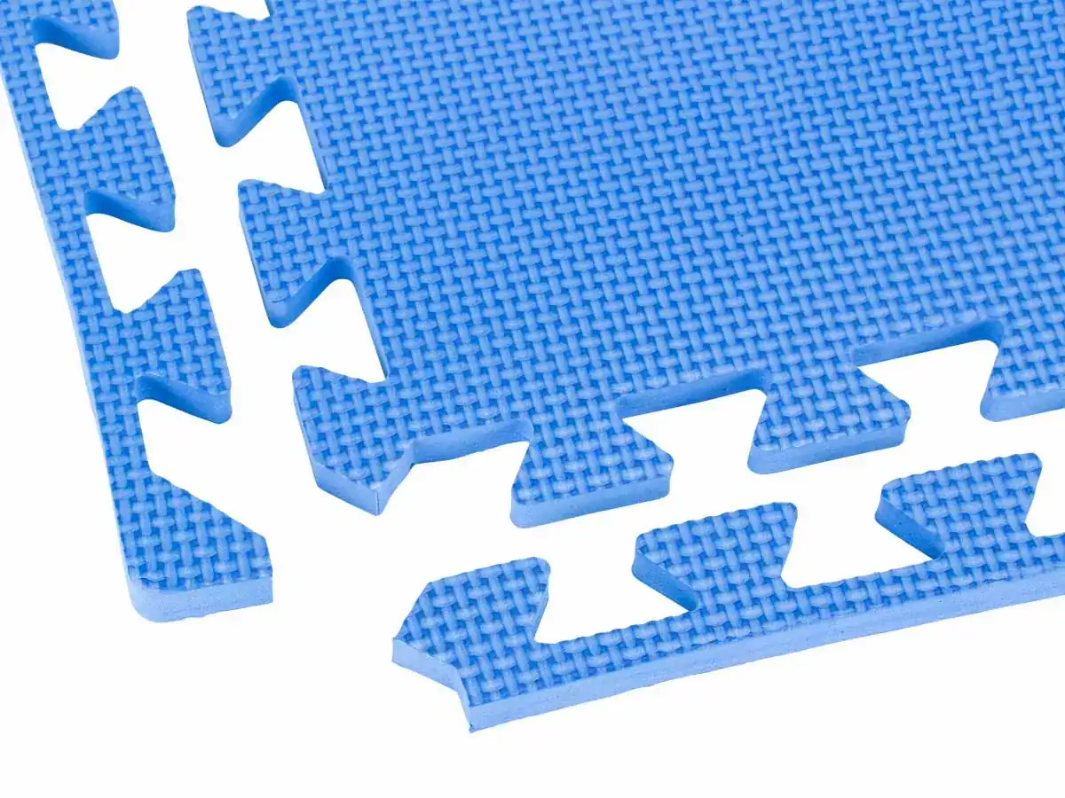 Blaue Unterlage für aufblasbaren Whirlpool, schützt vor scharfen Untergründen.