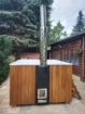 PolarSpa Elite Quattro 180 Hot Tub mit Holzverkleidung und integriertem Holzofen.