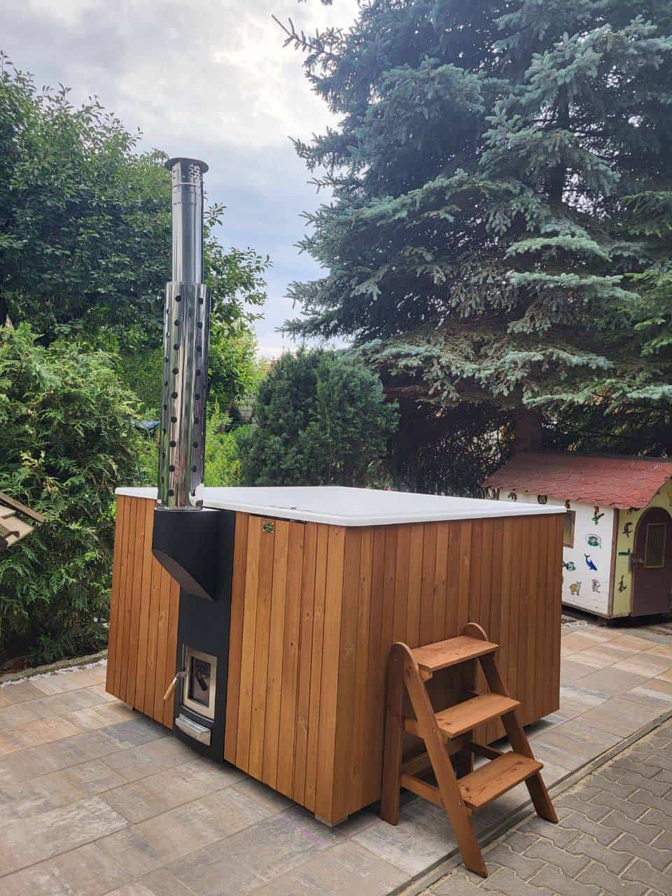 Hot Tub mit Holzaußenseite und Dampfabzug, geeignet zum Entspannen im Garten.