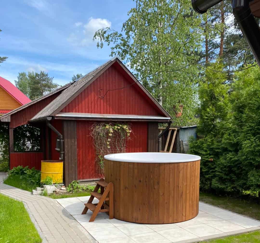 PolarSpa Hottub Comfort 195 Außen-Hottub im Garten mit Holzverkleidung.