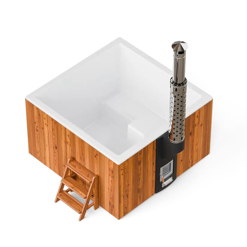 Holz-Hot-Tub mit Holzofen und Treppe zum Entspannen.