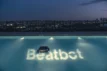 Poolroboter, der das Wasser reinigt, mit dem Schriftzug "Beatbot" im Pool.