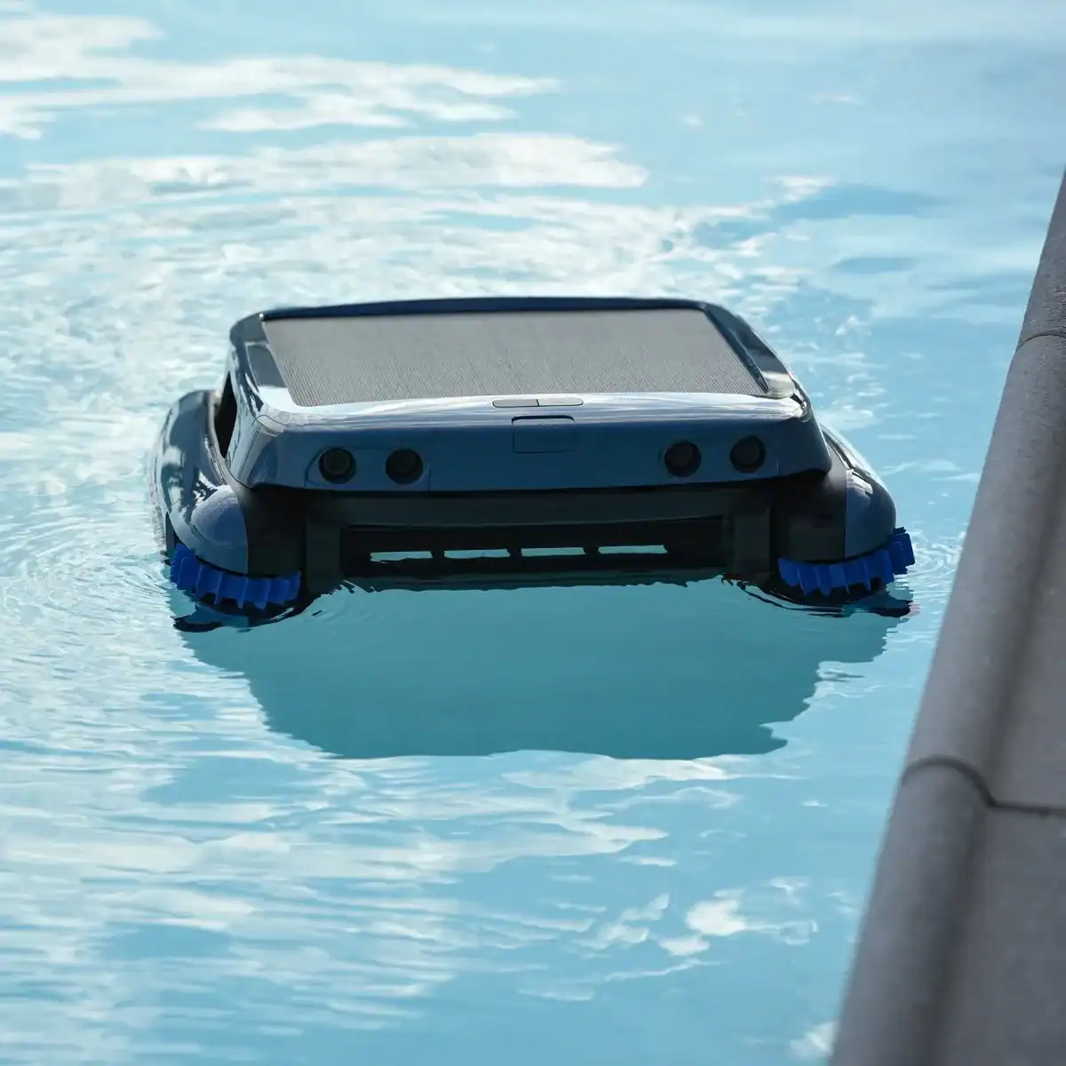 Robuster Poolroboter für effiziente Wasserreinigung.