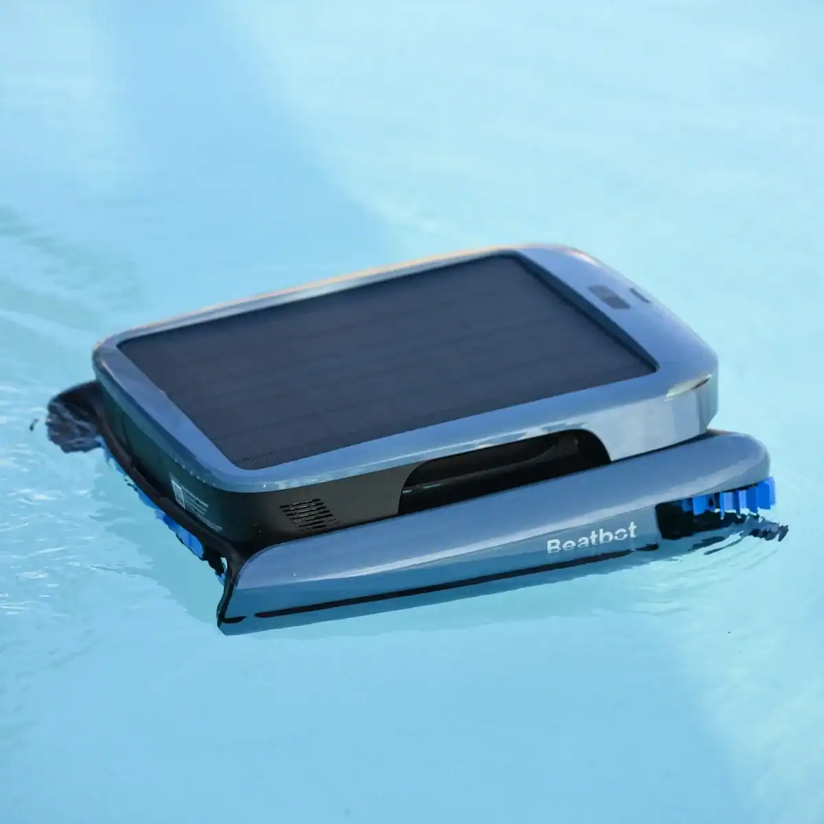 Robotischer Pool-Skimmer für sauberes und klares Wasser.