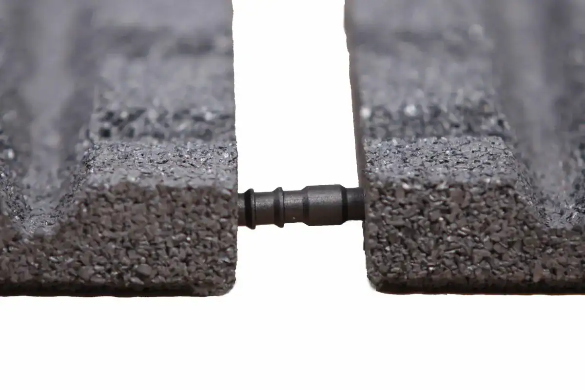 Schwarze Gummi-Bodenplatten für Spas, 2x2 m, Schutz und Stabilität.