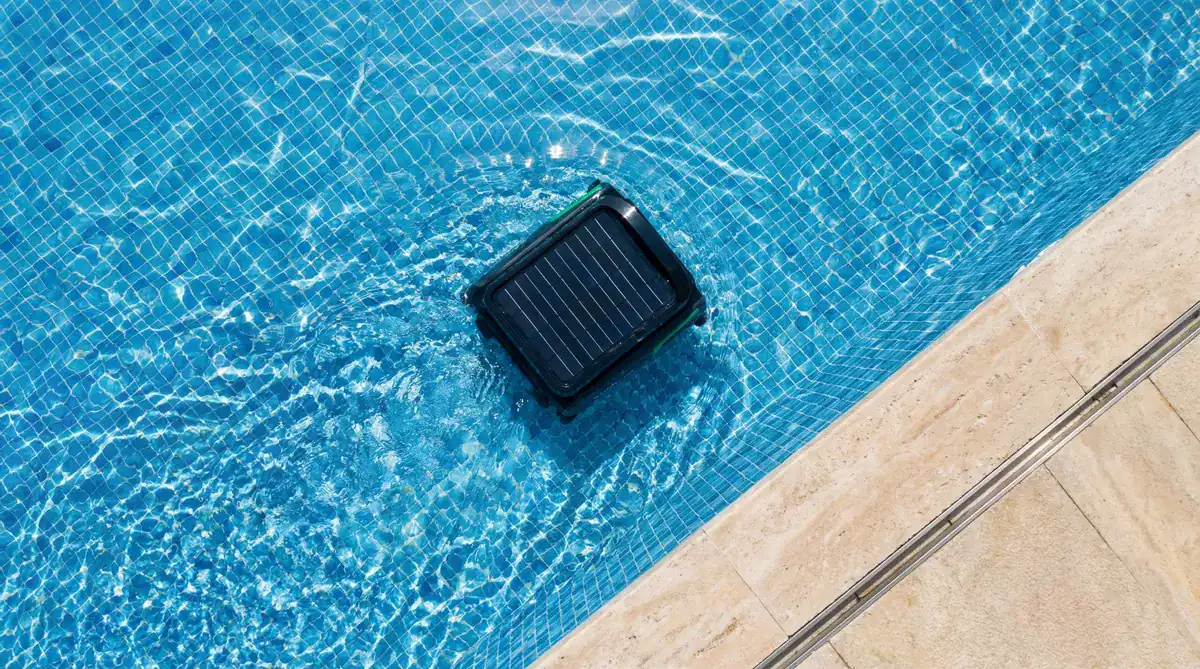 Robuster Poolroboter zur Reinigung von Pools mit Skimmerfunktion.