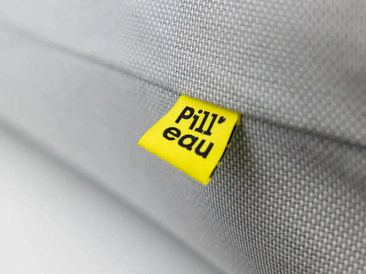 Graues Pill'eau Badekissen für den Pool, kompaktes Format XS.