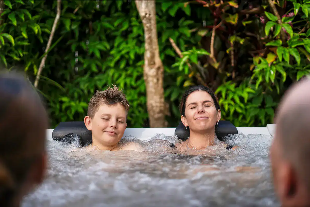 Spa mit 6 Sitzplätzen und bernsteinfarbenem Rahmen, ideal zum Entspannen und für Spaß mit Familie oder Freun.
