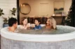 Familien genießen die MSpa Verto Cocoon Aufbau-Spa für 6 Personen.