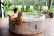 Luxuriöse 6-Personen Aufbau-Spa zur Entspannung im Garten.