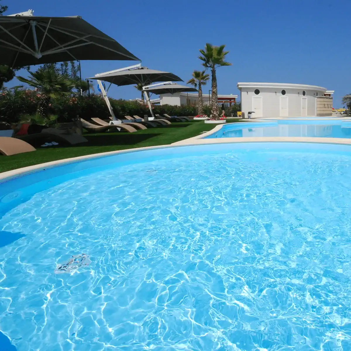 Pool-Folie in hellblauer Farbe, geeignet für Pools bis 2 Meter Tiefe, 25 Meter lang.