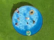 Pool mit Sandfilterpumpe und Zubehör für sommerlichen Spaß.