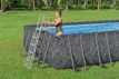 Schwimmer im Bestway APX 365 Pool mit Sandfilterpumpe.
