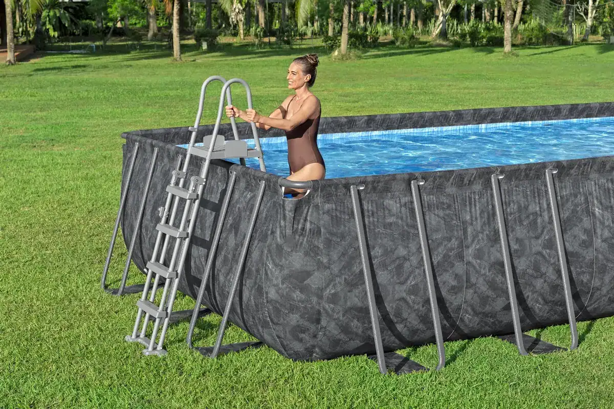 Schwimmer im Bestway APX 365 Pool mit Sandfilterpumpe.