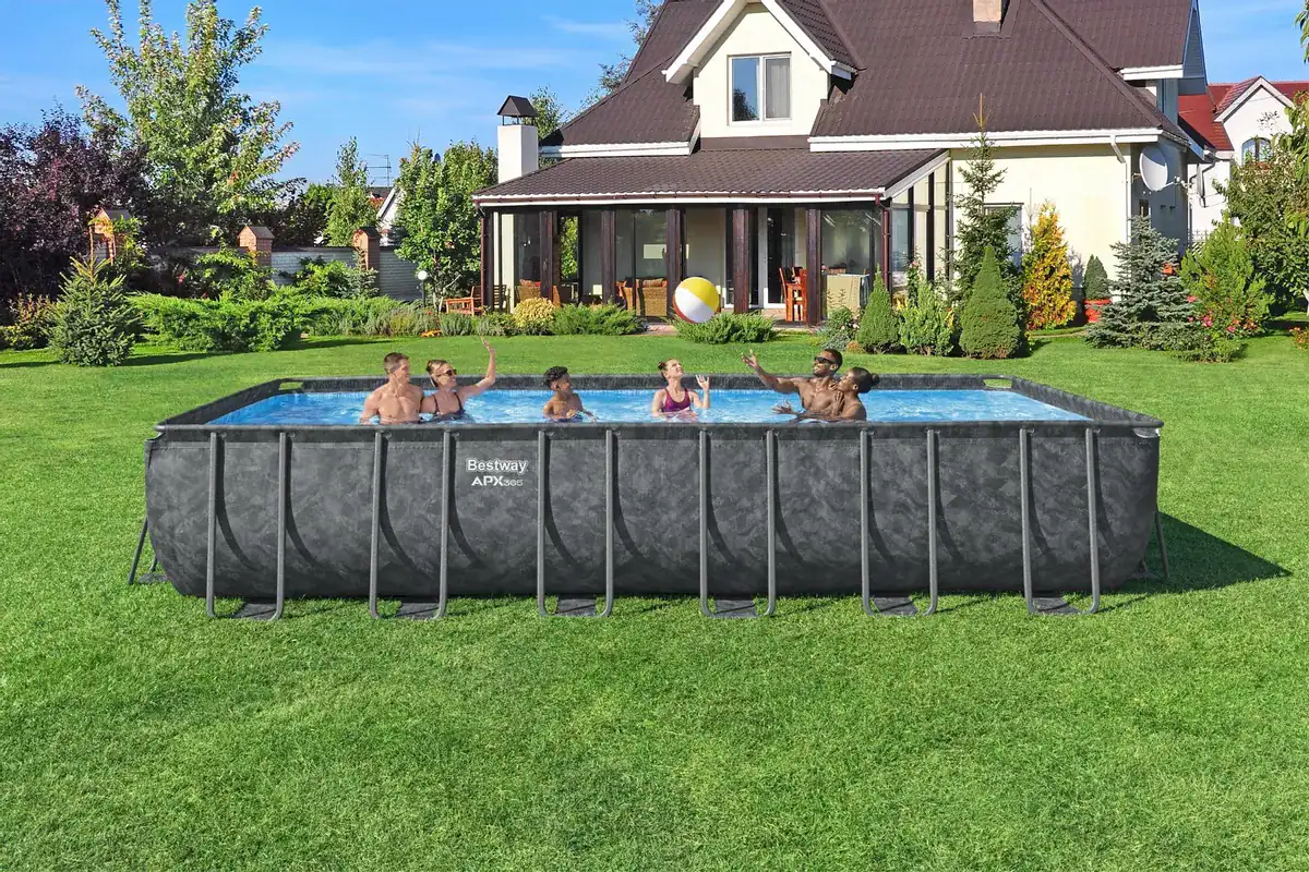 Schwimmen im Bestway APX 365 Pool mit Sandfilterpumpe.
