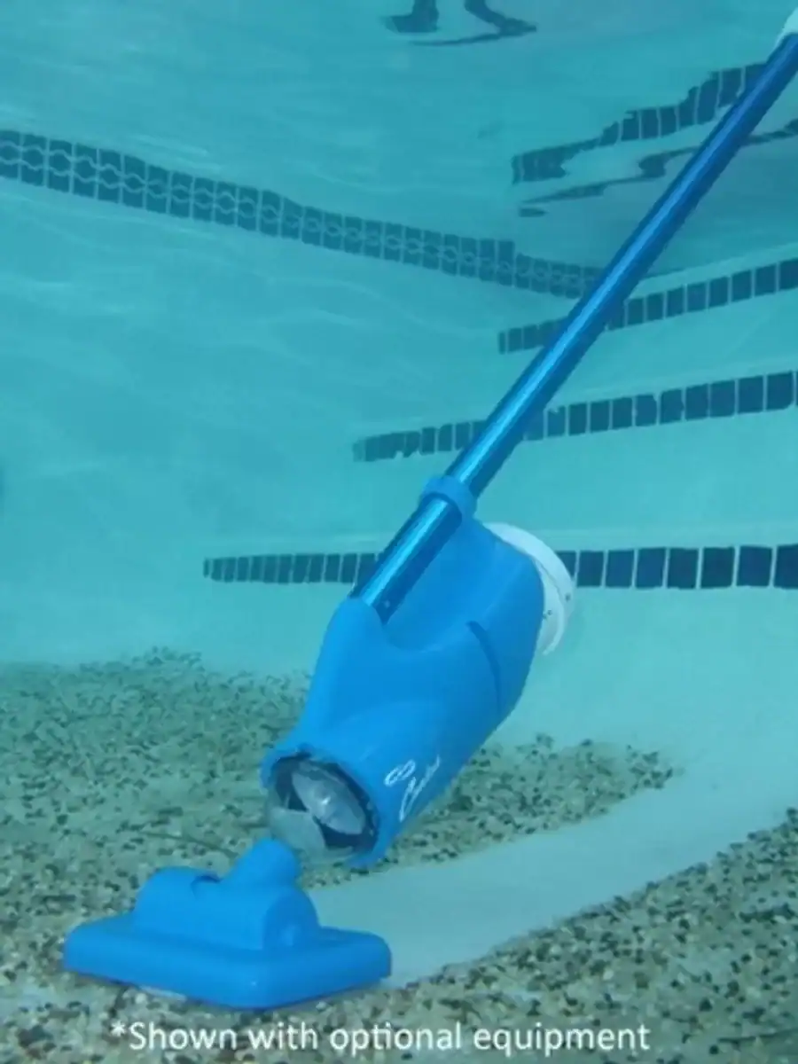 Poolsauger zur Reinigung von Poolboden und -wänden.