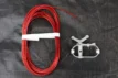 Rotes Kabel mit Befestigungsclip für Poolzubehör.