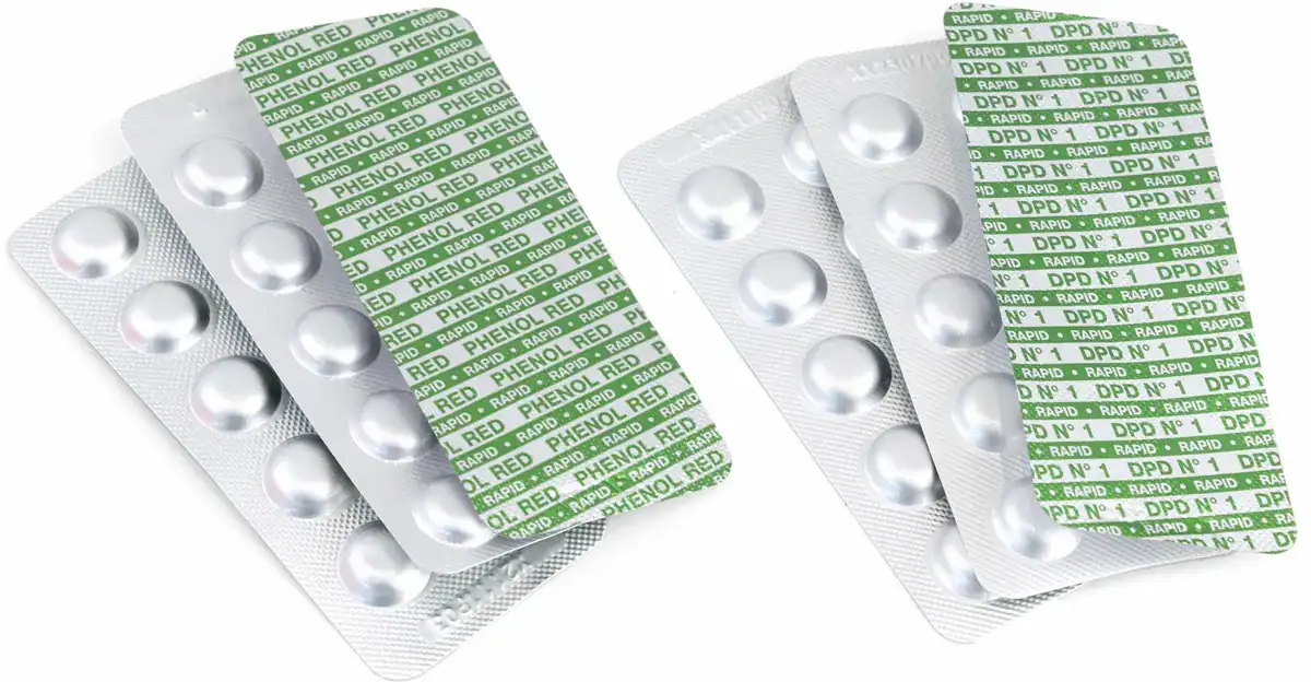 Schwimmmittel-Tabletten für Poolreinigung und -pflege.