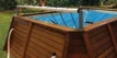 Holz-Aufstellpool mit Filter und Leiter, ideal für sommerliche Entspannung in Ihrem Garten. Langlebig und herg.