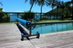 Pool mit Liegewiese und Naturblick, ideal zum Entspannen und Schwimmen.