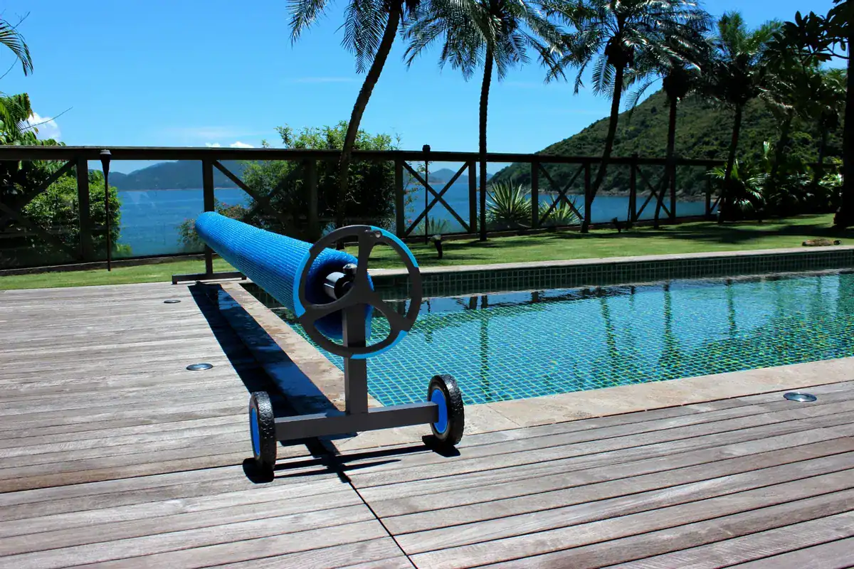 Pool mit Liegewiese und Naturblick, ideal zum Entspannen und Schwimmen.