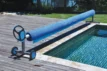 Poolrolle zum Reinigen und Pflegen von Pools, inklusive einer blauen Poolrolle auf Holz.