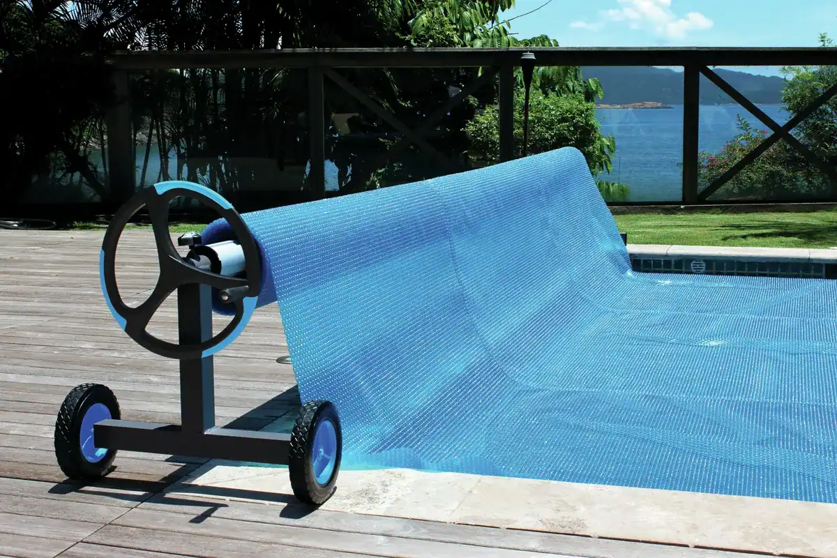 Pool-Rollladen über den Pool ausgerollt zum Schutz und zur Pflege.