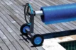 Poolrollwagen mit Rollmatte für Poolpflege und Reinigung.