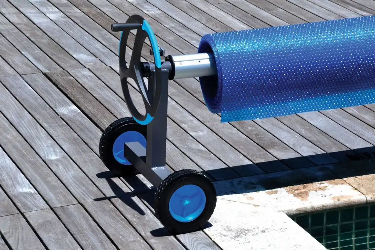 Poolrollwagen mit Rollmatte für Poolpflege und Reinigung.