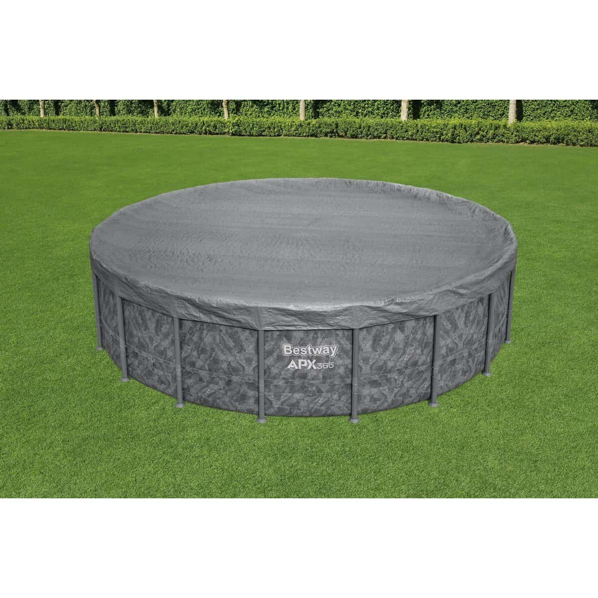 Aufblasbarer Pool mit Überdachung in einem grünen Garten.