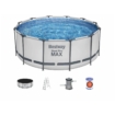 Aufblasbarer Pool mit Zubehör für sommerlichen Spaß.