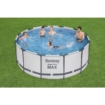 Familien genießen den Bestway Steel Pro MAX Pool auf dem Rasen.