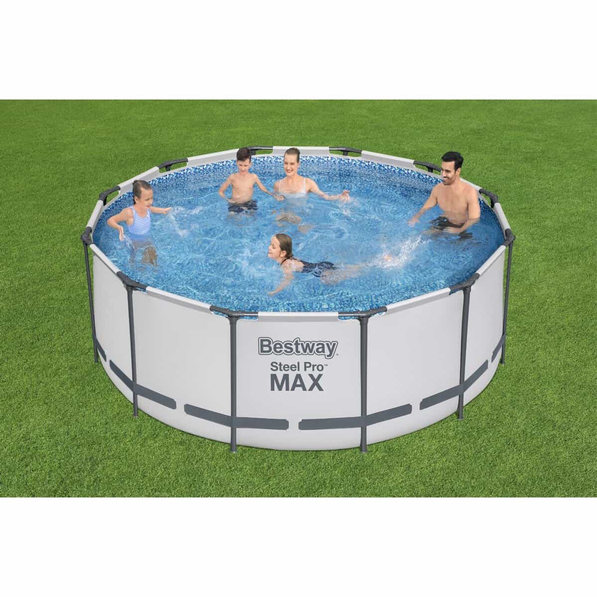 Familien genießen den Bestway Steel Pro MAX Pool auf dem Rasen.