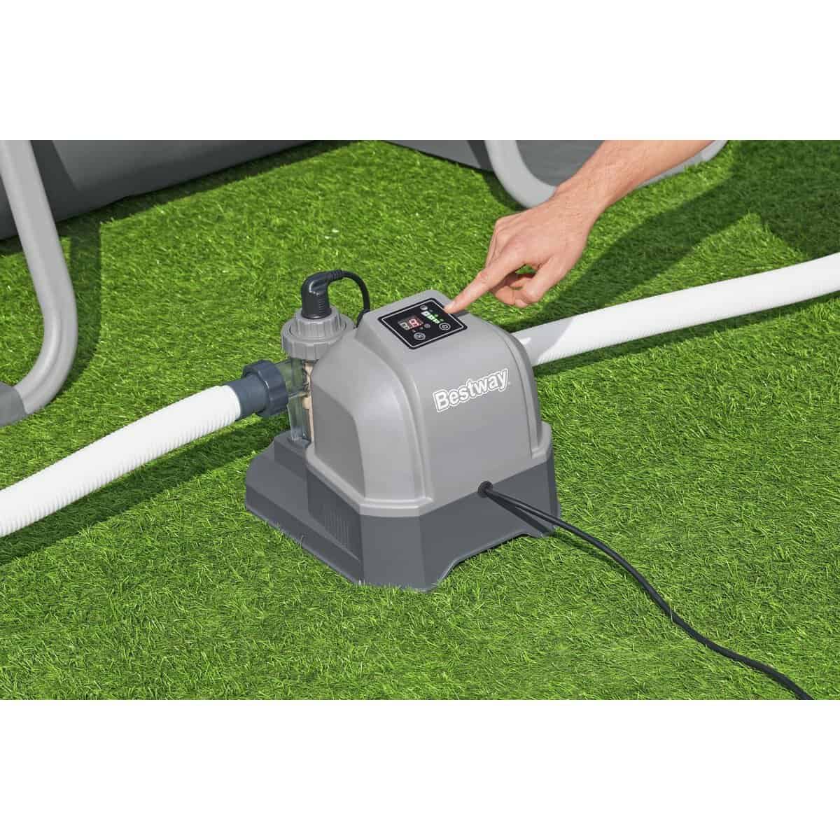 Wasserreinigungspumpe für Pools mit digitaler Steuerung und benutzerfreundlichem Design.