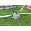 Pool-Filterpumpe mit digitaler Steuerung und Schlauch auf Gras.