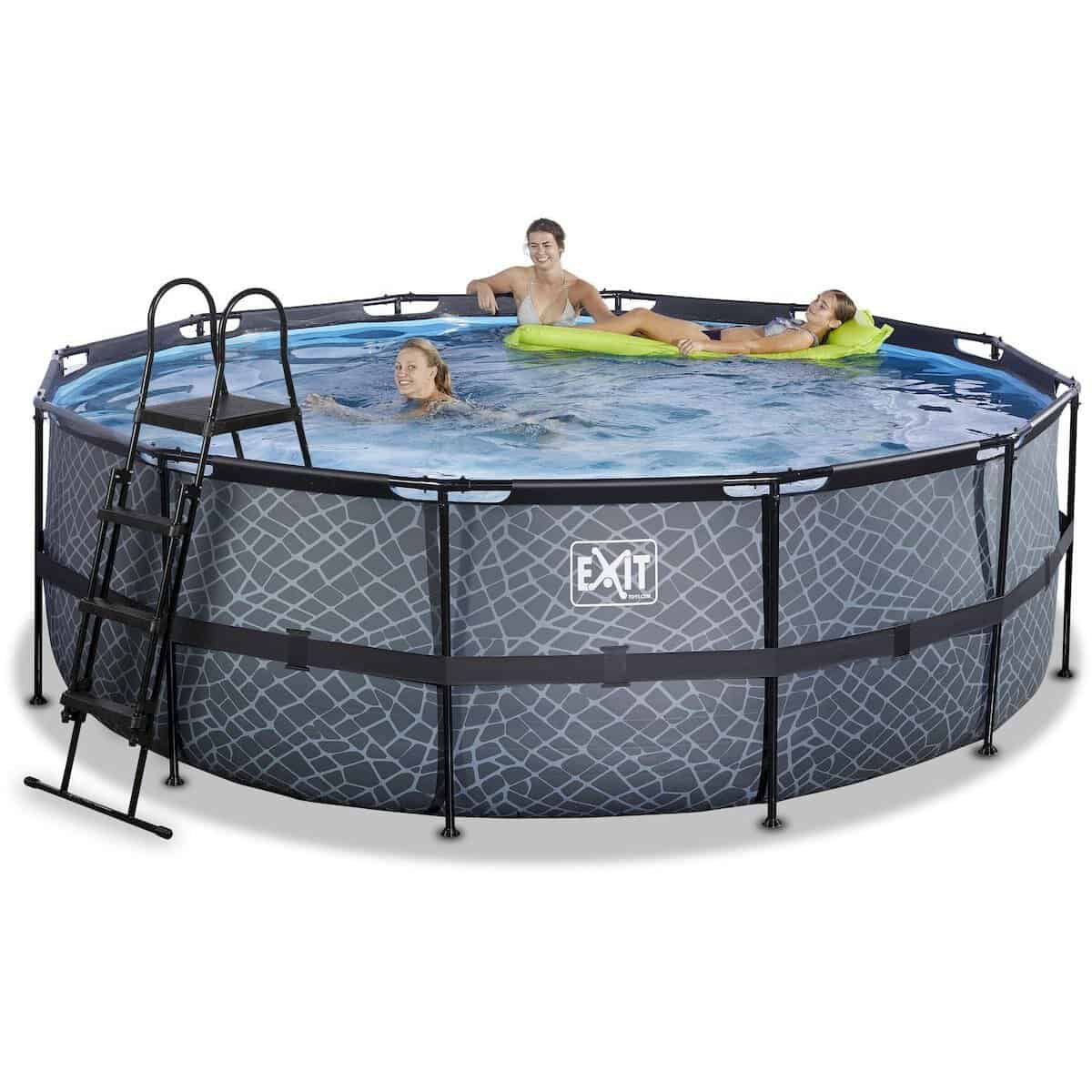 Pool mit Leiter, Kinder genießen Wasserspaß, ideal für sommerliche Tage und Gartenspaß.