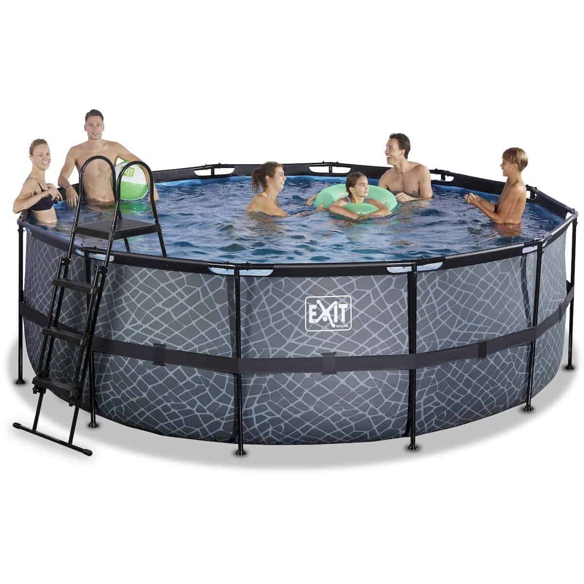 Familie genießt das Schwimmen in einem aufblasbaren Pool mit Leiter und Sicherheitsnetz.