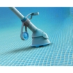 Pool-Reinigungsroboter reinigt Poolboden und -wände.