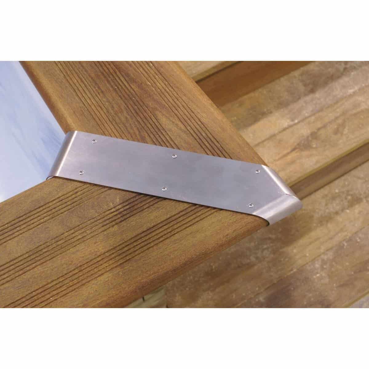 Holzterrasse mit Metall-Eckschutz für Schutz und Langlebigkeit.